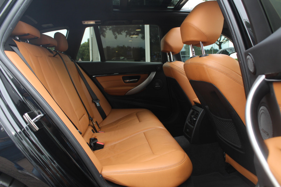 BMW 3 Serie Touring 330i M Sport Edition / M Performance / Trekhaak / Panoramadak / 360Camera / Leder / 19'' / Head-up / Navigatie / Harman Kardon / Stoelverwarming / DAB / Cruise Control