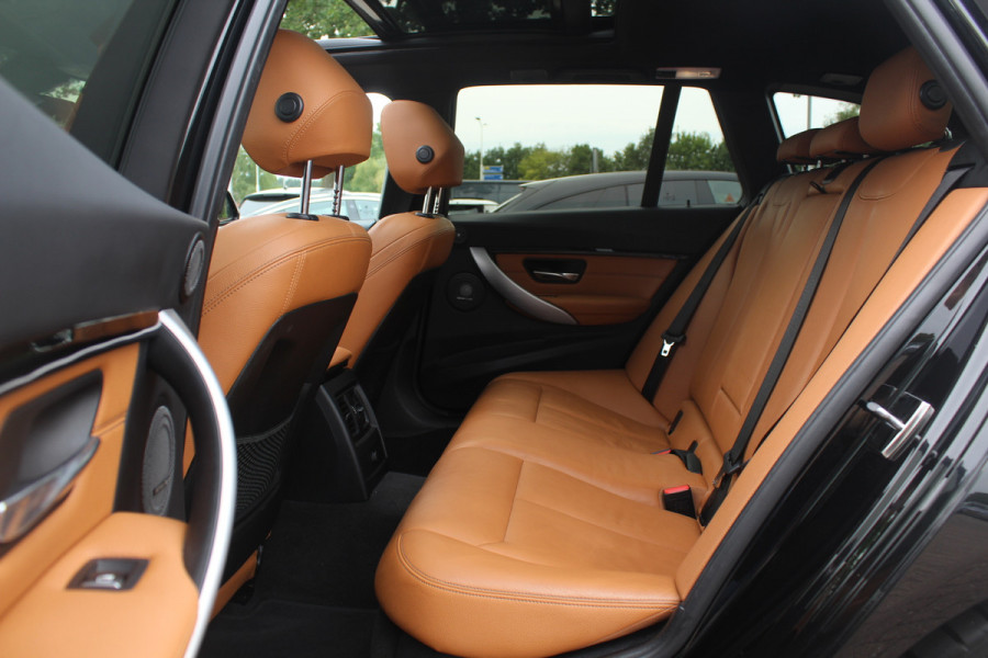 BMW 3 Serie Touring 330i M Sport Edition / M Performance / Trekhaak / Panoramadak / 360Camera / Leder / 19'' / Head-up / Navigatie / Harman Kardon / Stoelverwarming / DAB / Cruise Control