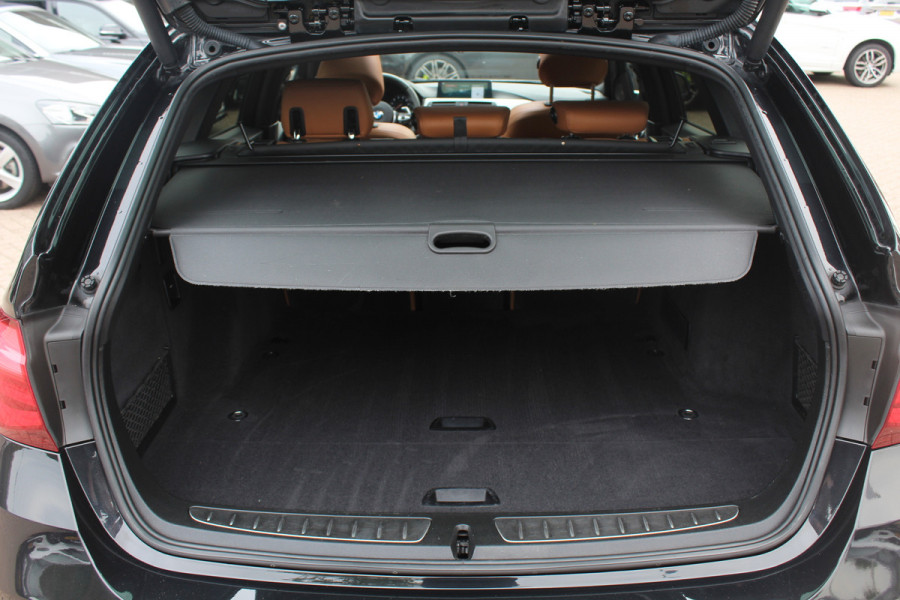 BMW 3 Serie Touring 330i M Sport Edition / M Performance / Trekhaak / Panoramadak / 360Camera / Leder / 19'' / Head-up / Navigatie / Harman Kardon / Stoelverwarming / DAB / Cruise Control