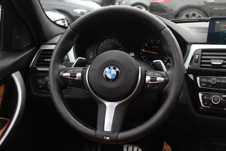 BMW 3 Serie Touring 330i M Sport Edition / M Performance / Trekhaak / Panoramadak / 360Camera / Leder / 19'' / Head-up / Navigatie / Harman Kardon / Stoelverwarming / DAB / Cruise Control