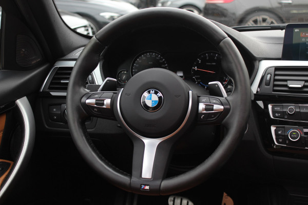 BMW 3 Serie Touring 330i M Sport Edition / M Performance / Trekhaak / Panoramadak / 360Camera / Leder / 19'' / Head-up / Navigatie / Harman Kardon / Stoelverwarming / DAB / Cruise Control