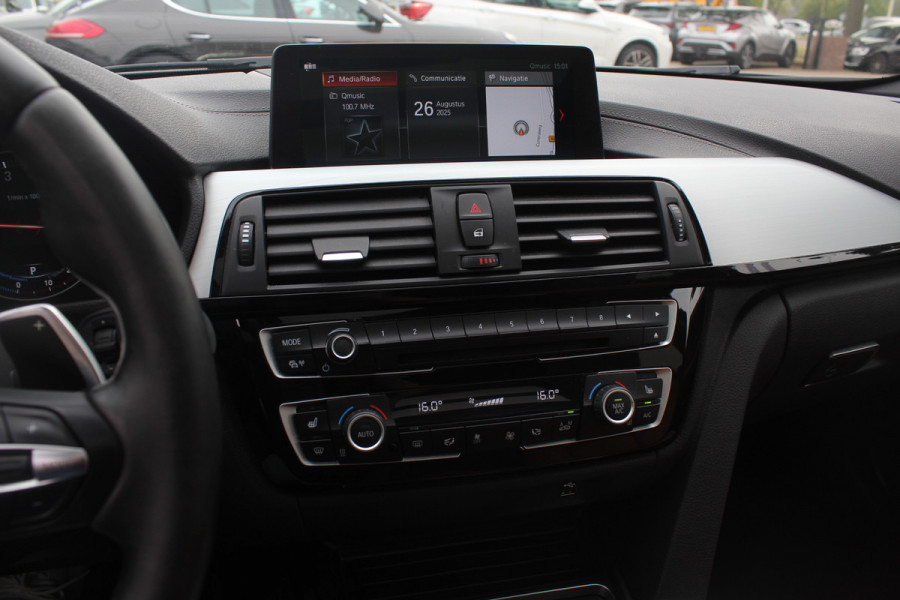 BMW 3 Serie Touring 330i M Sport Edition / M Performance / Trekhaak / Panoramadak / 360Camera / Leder / 19'' / Head-up / Navigatie / Harman Kardon / Stoelverwarming / DAB / Cruise Control