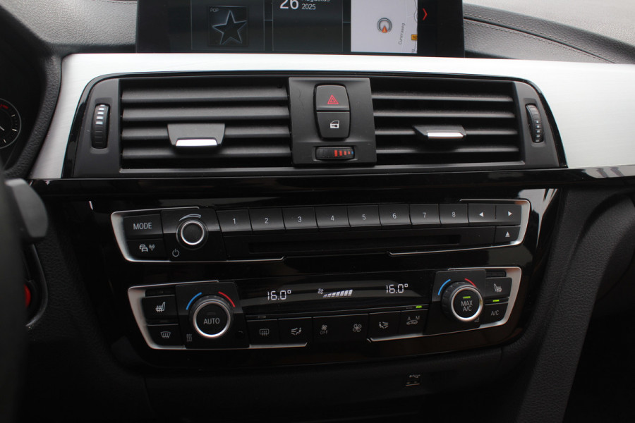 BMW 3 Serie Touring 330i M Sport Edition / M Performance / Trekhaak / Panoramadak / 360Camera / Leder / 19'' / Head-up / Navigatie / Harman Kardon / Stoelverwarming / DAB / Cruise Control