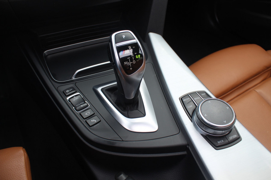BMW 3 Serie Touring 330i M Sport Edition / M Performance / Trekhaak / Panoramadak / 360Camera / Leder / 19'' / Head-up / Navigatie / Harman Kardon / Stoelverwarming / DAB / Cruise Control