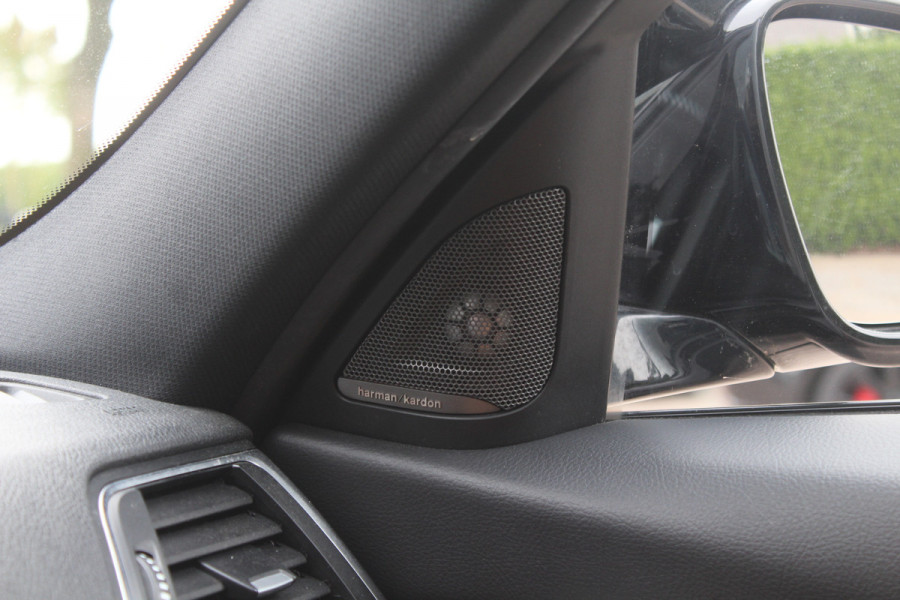 BMW 3 Serie Touring 330i M Sport Edition / M Performance / Trekhaak / Panoramadak / 360Camera / Leder / 19'' / Head-up / Navigatie / Harman Kardon / Stoelverwarming / DAB / Cruise Control