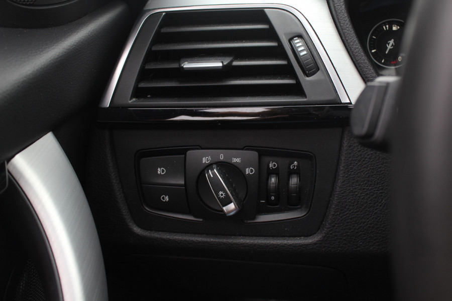BMW 3 Serie Touring 330i M Sport Edition / M Performance / Trekhaak / Panoramadak / 360Camera / Leder / 19'' / Head-up / Navigatie / Harman Kardon / Stoelverwarming / DAB / Cruise Control
