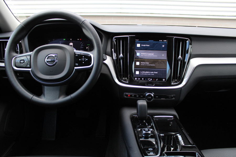 Volvo V60 2.0 T6 Plug-in hybrid AWD Plus Dark | Panoramadak | Trekhaak | H&K | BLIS | 360 Camera | Winterpack