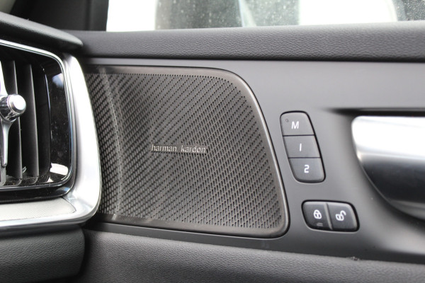 Volvo V60 2.0 T6 Plug-in hybrid AWD Plus Dark | Panoramadak | Trekhaak | H&K | BLIS | 360 Camera | Winterpack