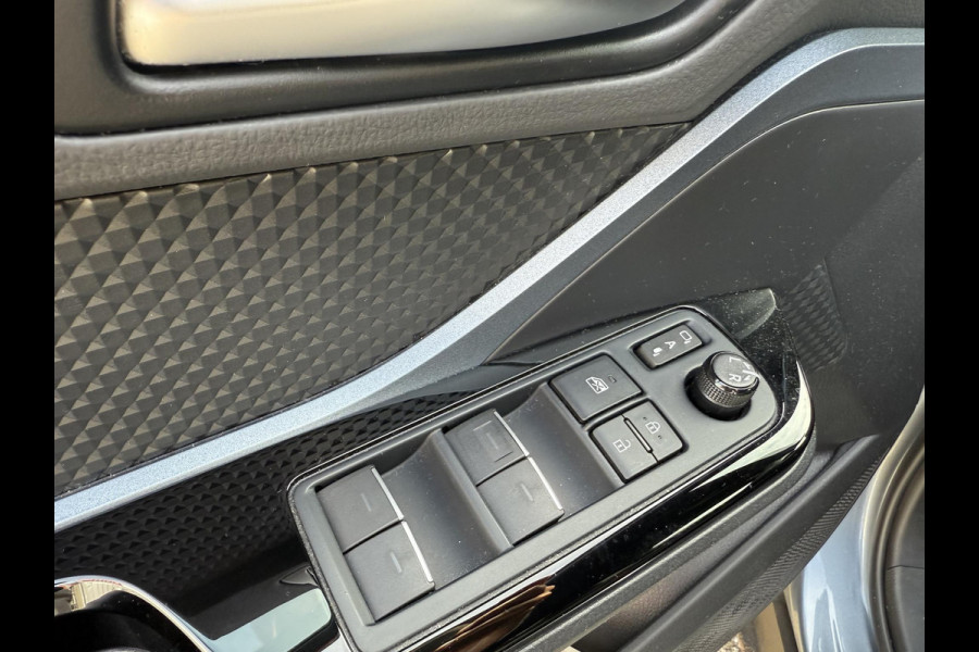 Toyota C-HR 1.8 Hybrid First Edition Bi-Tone | Apple Carplay & AndroidAUTO | Camera | Elektrisch inklapbare buitenspiegels |