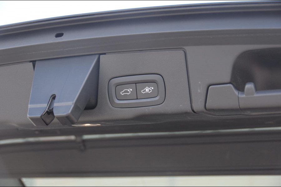 Volvo XC60 T6 350PK Automaat AWD Plus Bright Apple Carplay / Adaptive cruise control / Panorama dak / parkeersensoren met 360 camera / BLIS / Harman kardon audio / Stoelventilatie / Elektrisch bedienbare bestuurderstoel met geheugen / Keyless Entry / Elektrische achterklep