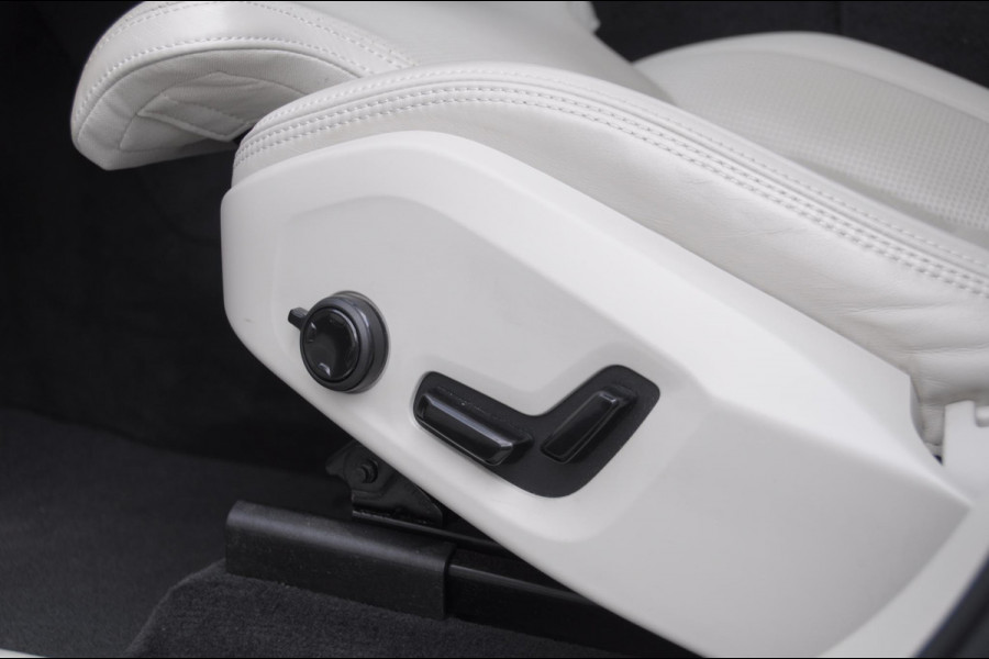 Volvo XC60 T6 350PK Automaat AWD Plus Bright Apple Carplay / Adaptive cruise control / Panorama dak / parkeersensoren met 360 camera / BLIS / Harman kardon audio / Stoelventilatie / Elektrisch bedienbare bestuurderstoel met geheugen / Keyless Entry / Elektrische achterklep
