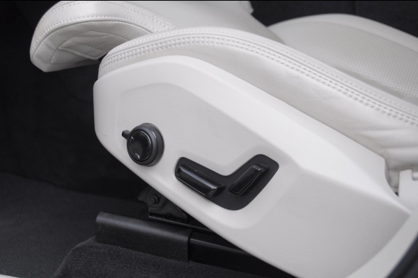 Volvo XC60 T6 350PK Automaat AWD Plus Bright Apple Carplay / Adaptive cruise control / Panorama dak / parkeersensoren met 360 camera / BLIS / Harman kardon audio / Stoelventilatie / Elektrisch bedienbare bestuurderstoel met geheugen / Keyless Entry / Elektrische achterklep