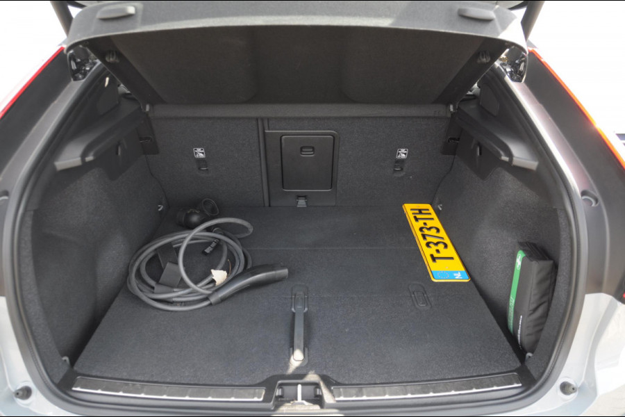 Volvo C40 Single Motor Extended Range Plus 82 kWh / Adaptive cruise control   / Pilot assist / BLIS / Stoel en stuur verwarming / Elektrische achterklep / Parkeersensoren met camera / Google infotainment