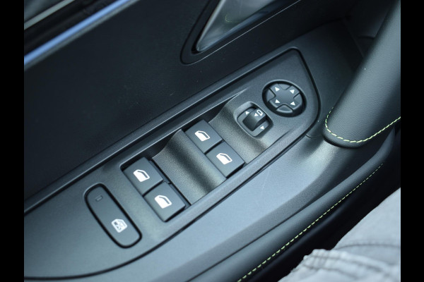 Peugeot 2008 1.2 Hybrid 136 GT | CAMERA + SENSOREN | CARPLAY | NAVI | ADAPTIVE C.C. Peugeot 2008 1.2 Hybrid 136 GT | CAMERA + SENSOREN | CARPLAY | NAVI | ADAPTIVE C.C.