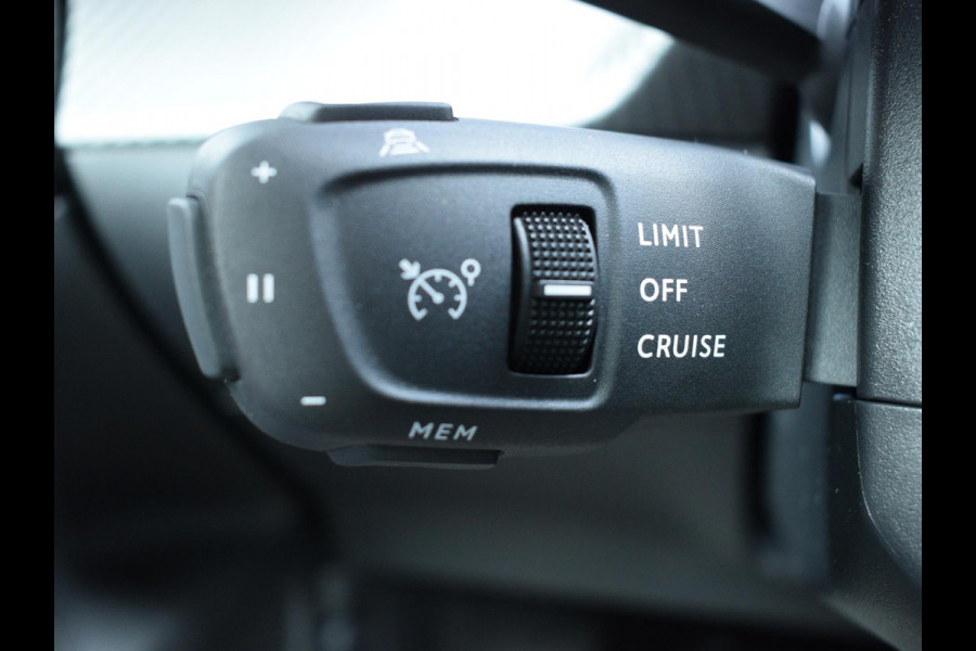 Peugeot 2008 1.2 Hybrid 136 GT | CAMERA + SENSOREN | CARPLAY | NAVI | ADAPTIVE C.C. Peugeot 2008 1.2 Hybrid 136 GT | CAMERA + SENSOREN | CARPLAY | NAVI | ADAPTIVE C.C.