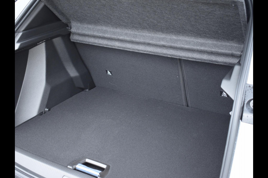 Peugeot 2008 1.2 Hybrid 136 GT | CAMERA + SENSOREN | CARPLAY | NAVI | ADAPTIVE C.C. Peugeot 2008 1.2 Hybrid 136 GT | CAMERA + SENSOREN | CARPLAY | NAVI | ADAPTIVE C.C.