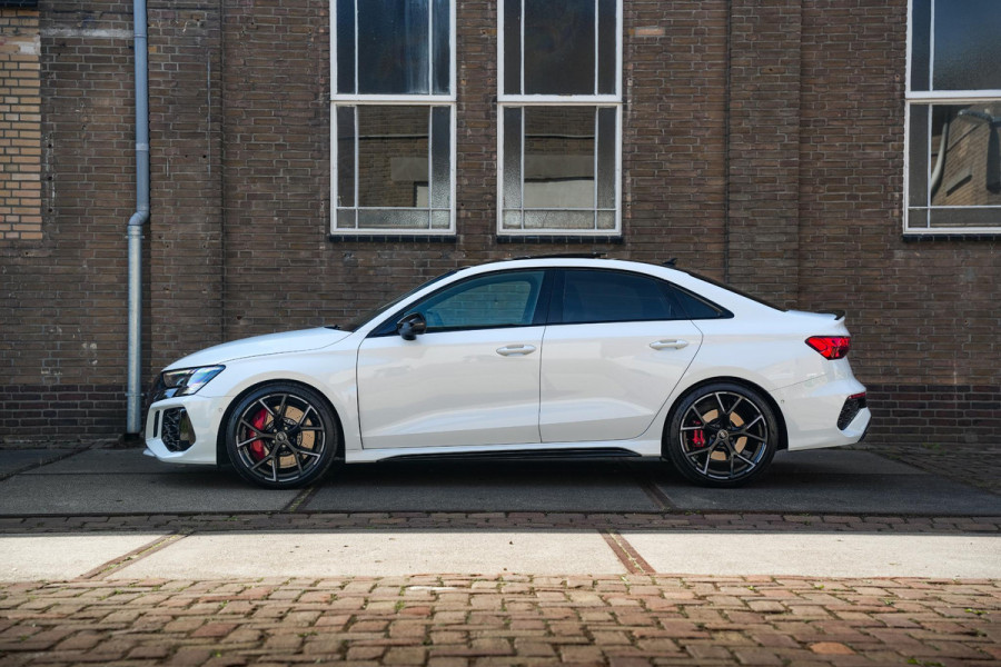 Audi RS3 Limousine 2.5 TFSI RS 3 quattro Panoramadak B&O HUD ACC Hulk Edition Audi RS3 Limousine 2.5 TFSI RS 3 quattro Panoramadak B&O HUD ACC Hulk Edition