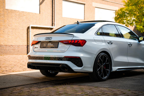 Audi RS3 Limousine 2.5 TFSI RS 3 quattro Panoramadak B&O HUD ACC Hulk Edition Audi RS3 Limousine 2.5 TFSI RS 3 quattro Panoramadak B&O HUD ACC Hulk Edition