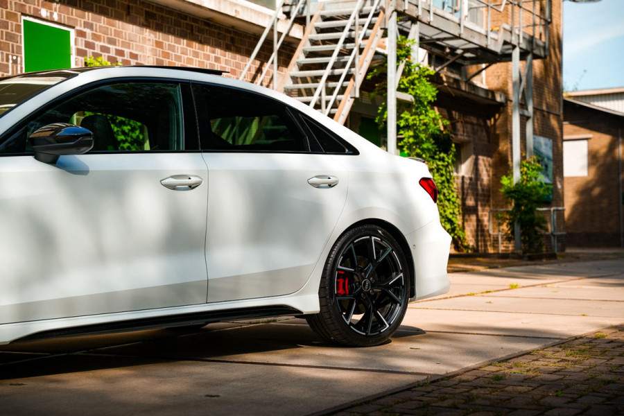 Audi RS3 Limousine 2.5 TFSI RS 3 quattro Panoramadak B&O HUD ACC Hulk Edition Audi RS3 Limousine 2.5 TFSI RS 3 quattro Panoramadak B&O HUD ACC Hulk Edition