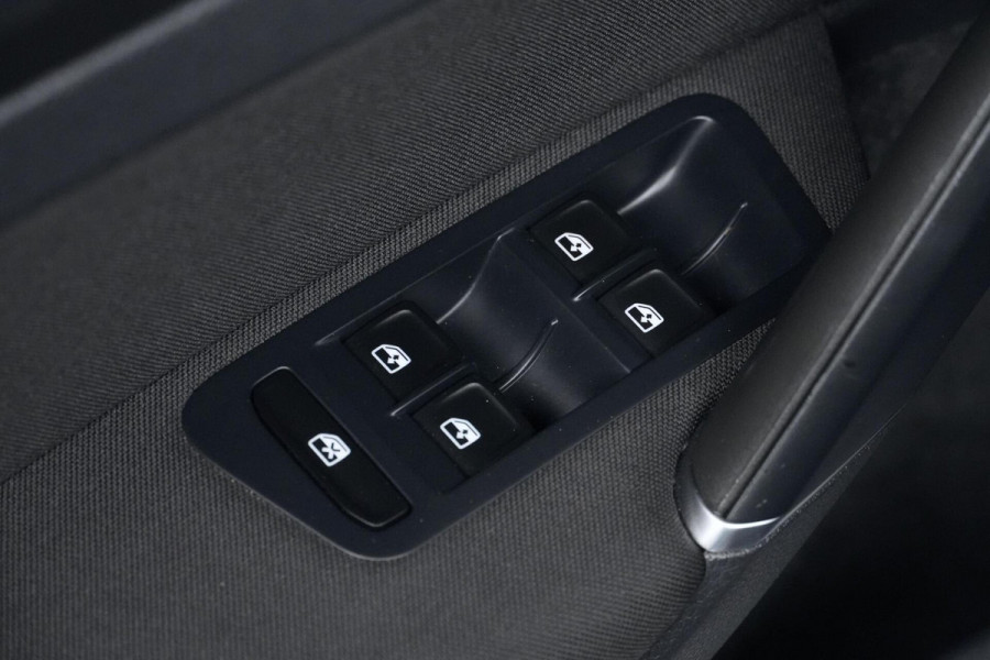 Volkswagen Golf 7.5 - 1.5 TSI R Line Automaat 150 PK | Pano-dak | Virtual | CarPlay | Acc | Stoelverwarming | Camera | Led | Pdc |