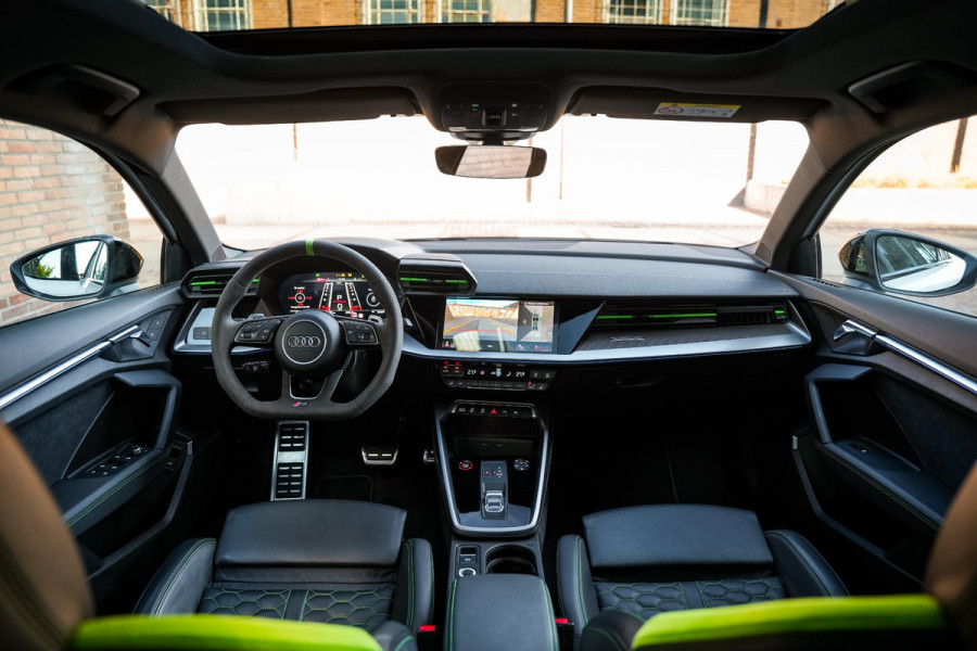 Audi A3 Limousine 2.5 TFSI RS 3 quattro Panoramadak B&O HUD ACC Hulk Edition Audi A3 Limousine 2.5 TFSI RS 3 quattro Panoramadak B&O HUD ACC Hulk Edition