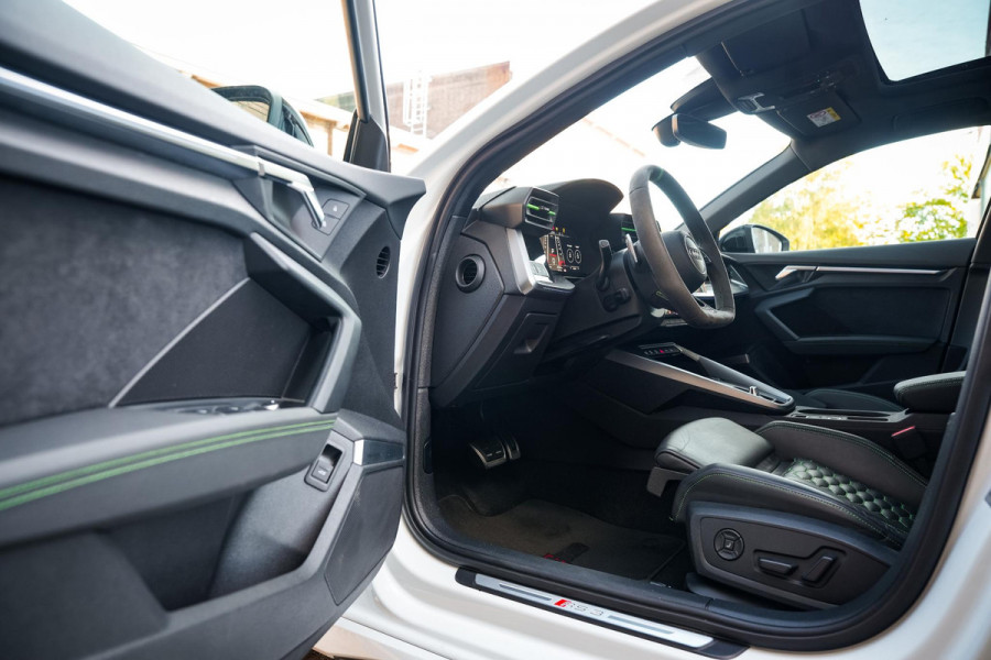 Audi A3 Limousine 2.5 TFSI RS 3 quattro Panoramadak B&O HUD ACC Hulk Edition Audi A3 Limousine 2.5 TFSI RS 3 quattro Panoramadak B&O HUD ACC Hulk Edition