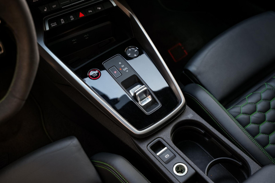 Audi A3 Limousine 2.5 TFSI RS 3 quattro Panoramadak B&O HUD ACC Hulk Edition Audi A3 Limousine 2.5 TFSI RS 3 quattro Panoramadak B&O HUD ACC Hulk Edition