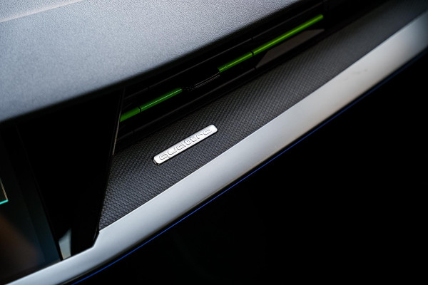 Audi A3 Limousine 2.5 TFSI RS 3 quattro Panoramadak B&O HUD ACC Hulk Edition Audi A3 Limousine 2.5 TFSI RS 3 quattro Panoramadak B&O HUD ACC Hulk Edition