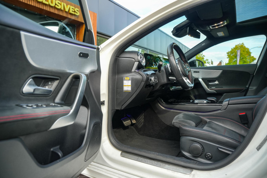 Mercedes-Benz A-Klasse 250 Premium Plus AMG Panodak Widescreen Ambient Adaptive Cruise Leer Alcantara Stoelverw.