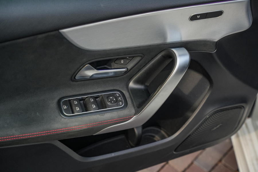 Mercedes-Benz A-Klasse 250 Premium Plus AMG Panodak Widescreen Ambient Adaptive Cruise Leer Alcantara Stoelverw.