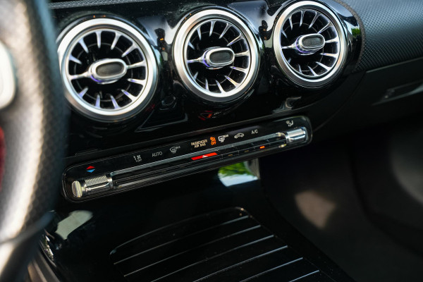 Mercedes-Benz A-Klasse 250 Premium Plus AMG Panodak Widescreen Ambient Adaptive Cruise Leer Alcantara Stoelverw.