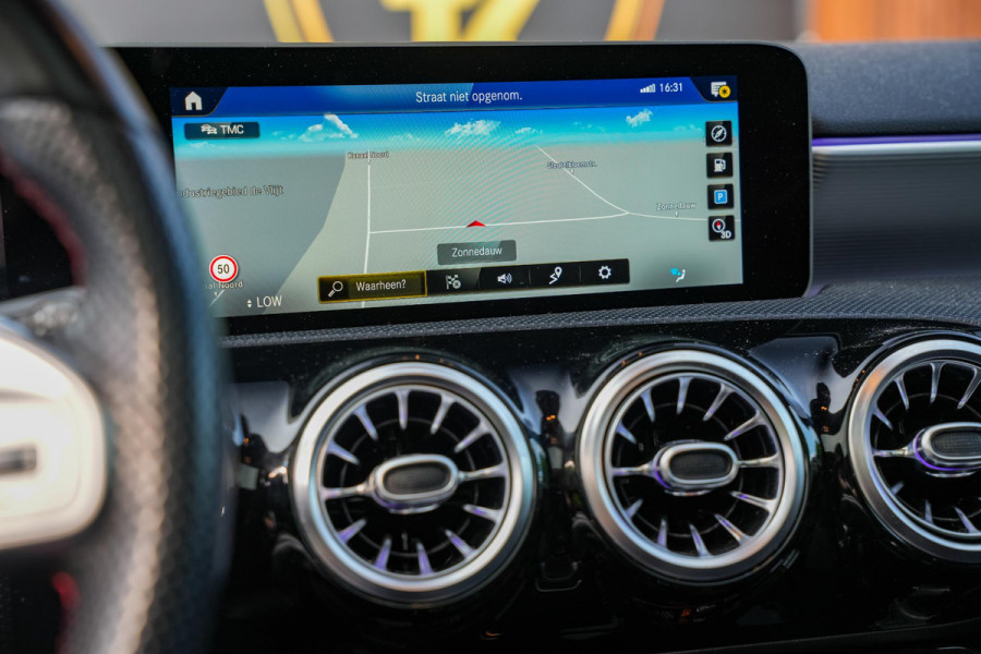Mercedes-Benz A-Klasse 250 Premium Plus AMG Panodak Widescreen Ambient Adaptive Cruise Leer Alcantara Stoelverw.