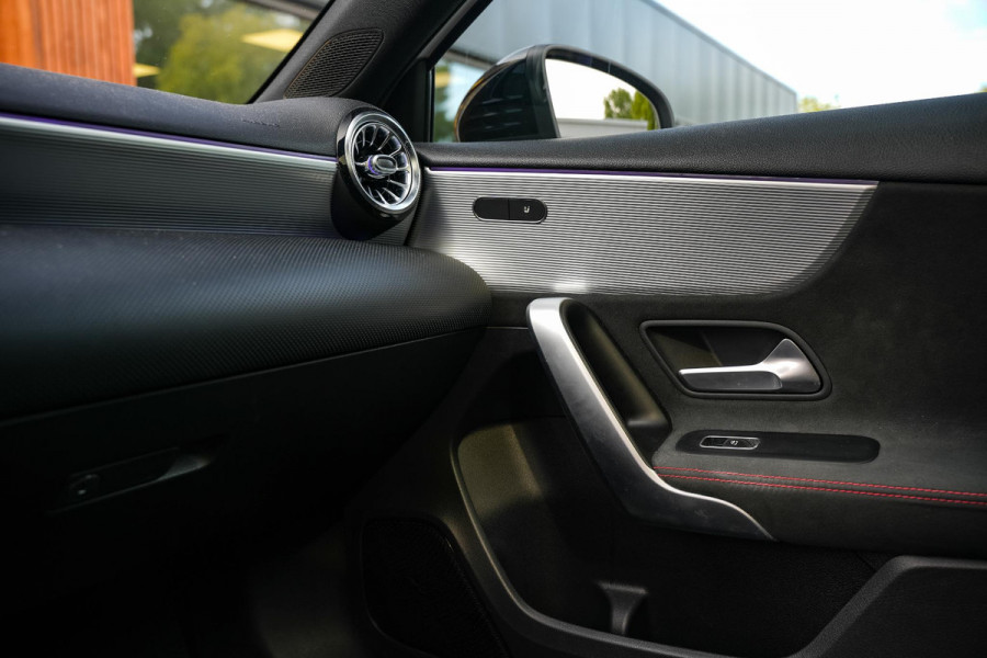 Mercedes-Benz A-Klasse 250 Premium Plus AMG Panodak Widescreen Ambient Adaptive Cruise Leer Alcantara Stoelverw.