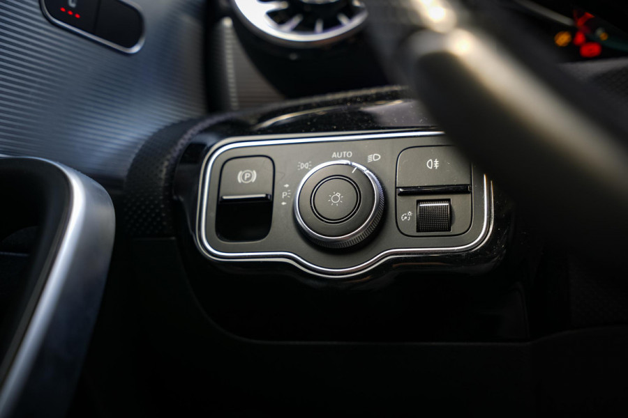 Mercedes-Benz A-Klasse 250 Premium Plus AMG Panodak Widescreen Ambient Adaptive Cruise Leer Alcantara Stoelverw.