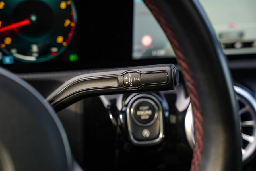 Mercedes-Benz A-Klasse 250 Premium Plus AMG Panodak Widescreen Ambient Adaptive Cruise Leer Alcantara Stoelverw.