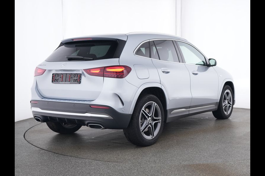 Mercedes-Benz GLA 250 e AMG Plug-In Hybride AMG Line | Head-up-Display | Distronic | 11Kw Laden | Stuur en Stoelverwarming | Sfeerverlichting. Inclusief 48 maanden Mercedes-Benz Certified garantie voor Europa.