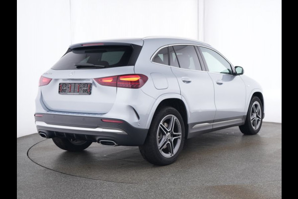 Mercedes-Benz GLA 250 e AMG Plug-In Hybride AMG Line | Head-up-Display | Distronic | 11Kw Laden | Stuur en Stoelverwarming | Sfeerverlichting. Inclusief 48 maanden Mercedes-Benz Certified garantie voor Europa.