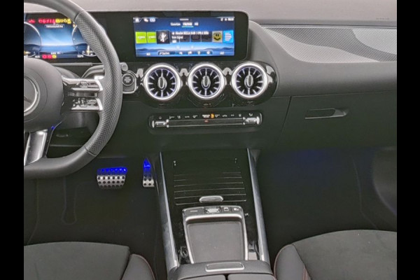 Mercedes-Benz GLA 250 e AMG Plug-In Hybride AMG Line | Head-up-Display | Distronic | 11Kw Laden | Stuur en Stoelverwarming | Sfeerverlichting. Inclusief 48 maanden Mercedes-Benz Certified garantie voor Europa.