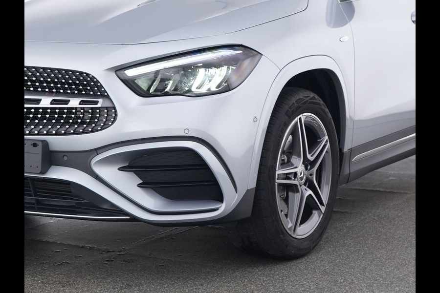 Mercedes-Benz GLA 250 e AMG Plug-In Hybride AMG Line | Head-up-Display | Distronic | 11Kw Laden | Stuur en Stoelverwarming | Sfeerverlichting. Inclusief 48 maanden Mercedes-Benz Certified garantie voor Europa.