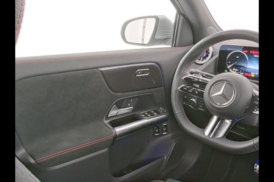 Mercedes-Benz GLA 250 e AMG Plug-In Hybride AMG Line | Head-up-Display | Distronic | 11Kw Laden | Stuur en Stoelverwarming | Sfeerverlichting. Inclusief 48 maanden Mercedes-Benz Certified garantie voor Europa.