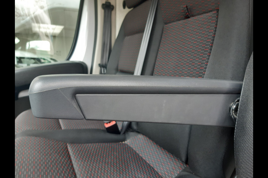 Peugeot Boxer 2.2 BlueHDI 140Pk L4H2 Airco Navi PDC Cruise control Achteruitrijcamera Peugeot Boxer 2.2 BlueHDI 140Pk L4H2 Airco Navi PDC Cruise control Achteruitrijcamera
