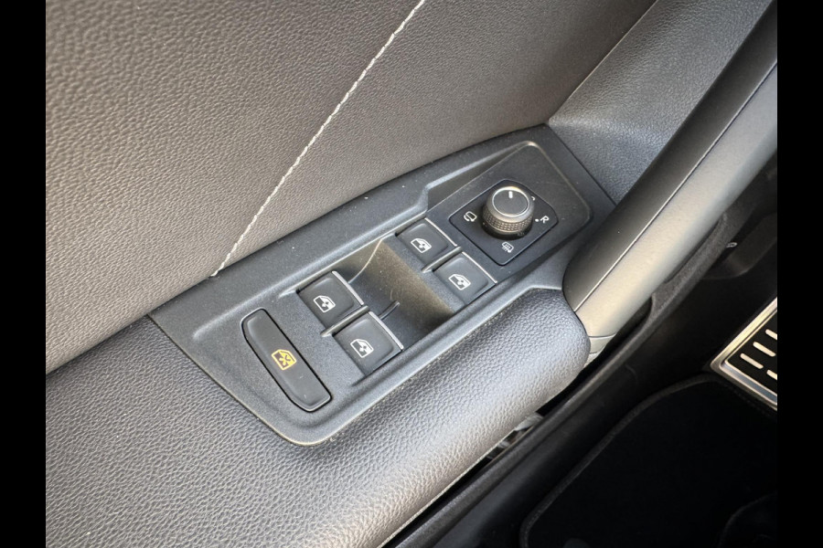 Volkswagen Tiguan 1.4 TSI eHybrid R-Line Business+ 245pk PHEV | Trekhaak | Panorama dak | Adaptieve Cruise | Achteruitrijcamera | Stoelverwarming | Virtuele cockpit | 1.800kg Trekgewicht ! Volkswagen Tiguan 1.4 TSI eHybrid R-Line Business+ 245pk PHEV | Trekhaak | Panorama dak | Adaptieve Cruise | Achteruitrijcamera | Stoelverwarming | Virtuele cockpit | 1.800kg Trekgewicht !