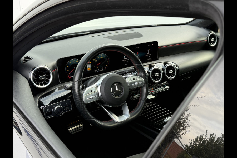 Mercedes-Benz A-Klasse 200 Business Solution AMG | Pano | MBUX | Camera | Navi | LED | 19 inch