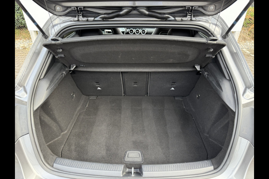 Mercedes-Benz A-Klasse 200 Business Solution AMG | Pano | MBUX | Camera | Navi | LED | 19 inch