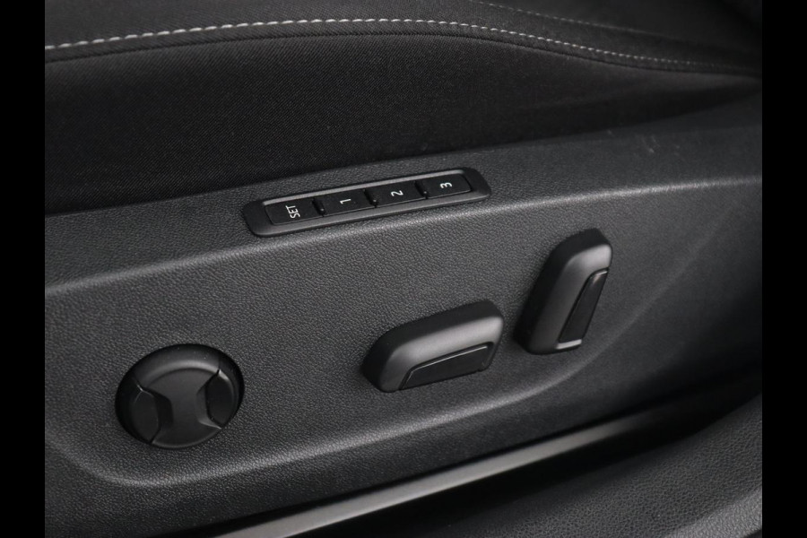 Škoda Octavia Combi 1.4 TSI iV PHEV Business Edition | Stoelverwarming | Adaptive cruise | Carplay | Head-up | Navigatie | DAB | Lane assist | LED