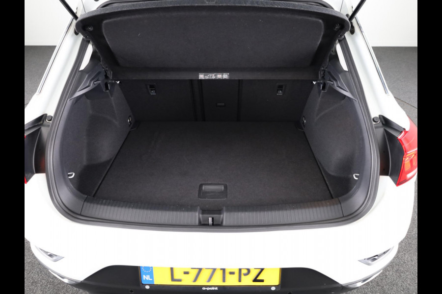 Volkswagen T-Roc 1.0 TSI Style 110 pk | Navigatie | Parkeersensoren | Adaptieve cruise control | Autom. airco | Spiegel pakket |