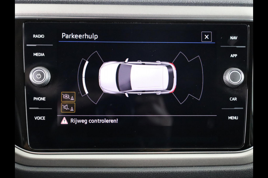 Volkswagen T-Roc 1.0 TSI Style 110 pk | Navigatie | Parkeersensoren | Adaptieve cruise control | Autom. airco | Spiegel pakket |