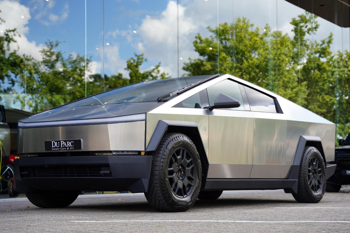Tesla Cybertruck AWD 100 kWh Foundation Series
