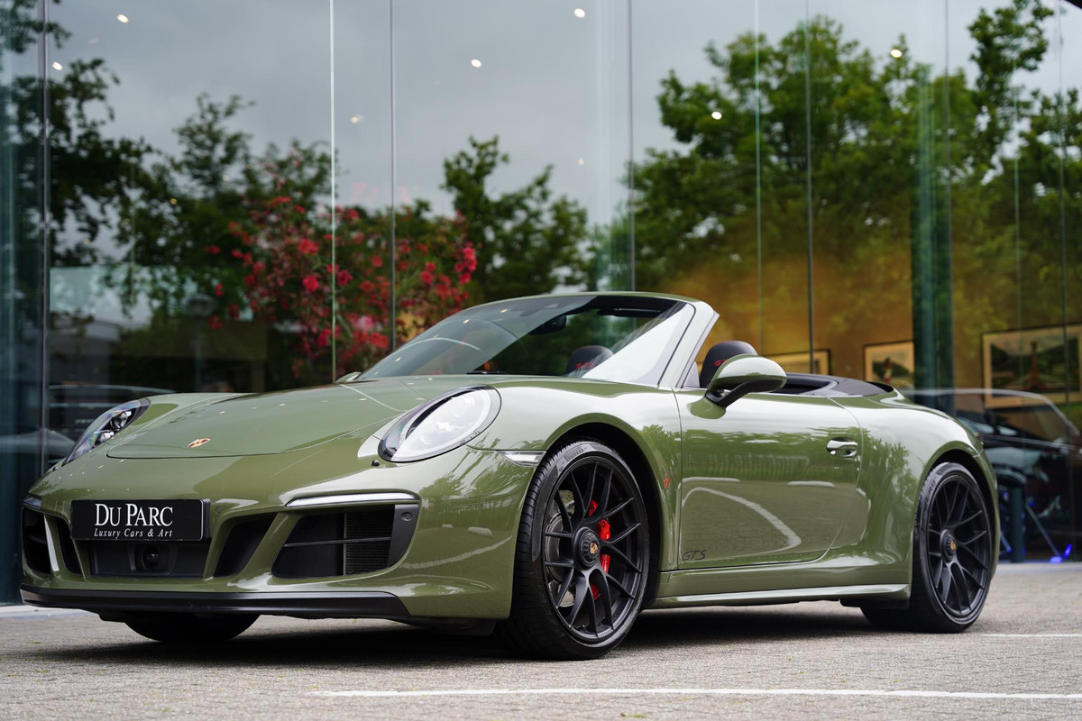 Porsche 911 Cabriolet 3.0 Carrera GTS Nato Green Burmester Lifting Porsche 911 Cabriolet 3.0 Carrera GTS Nato Green Burmester Lifting