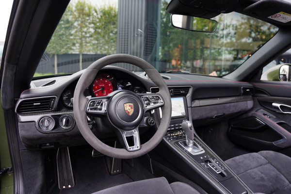Porsche 911 Cabriolet 3.0 Carrera GTS Nato Green Burmester Lifting